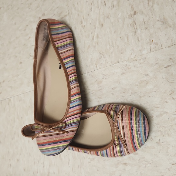 Cute flats that go with everything - Picture 1 of 4